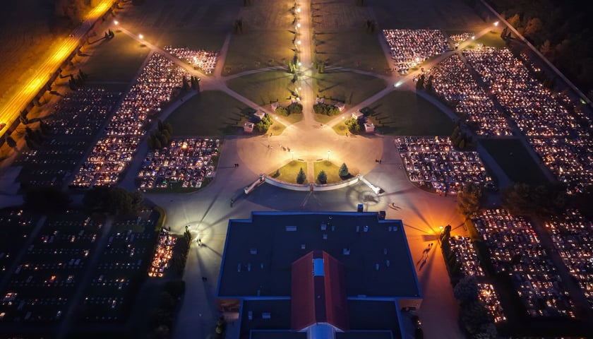 Cmentarz na Psim Polu nocą - Wszystkich Świętych 2025