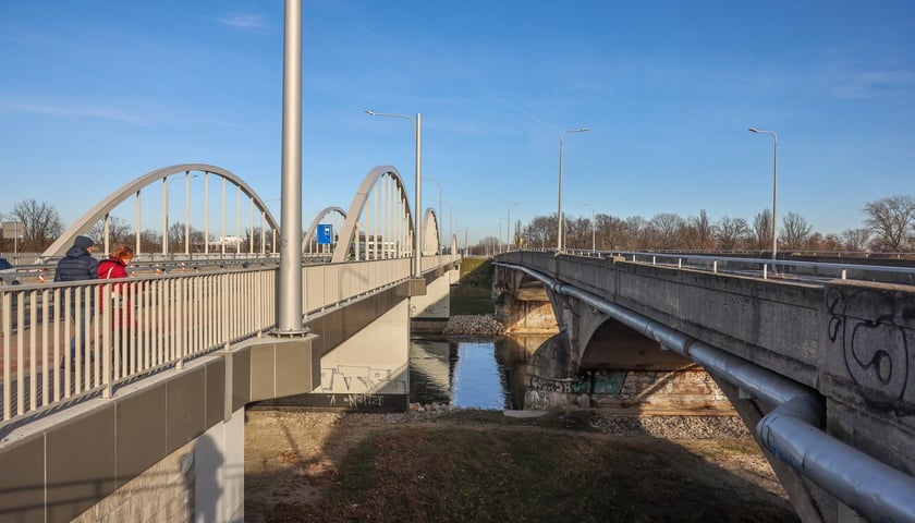 Po lewej nowe, po prawej stare mosty Chrobrego