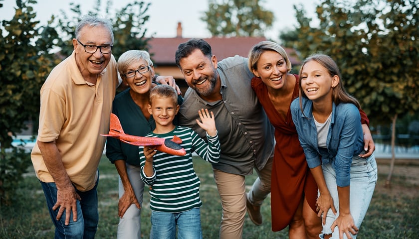 Uśmiechnięta rodzina pozująca do zdjęcia.