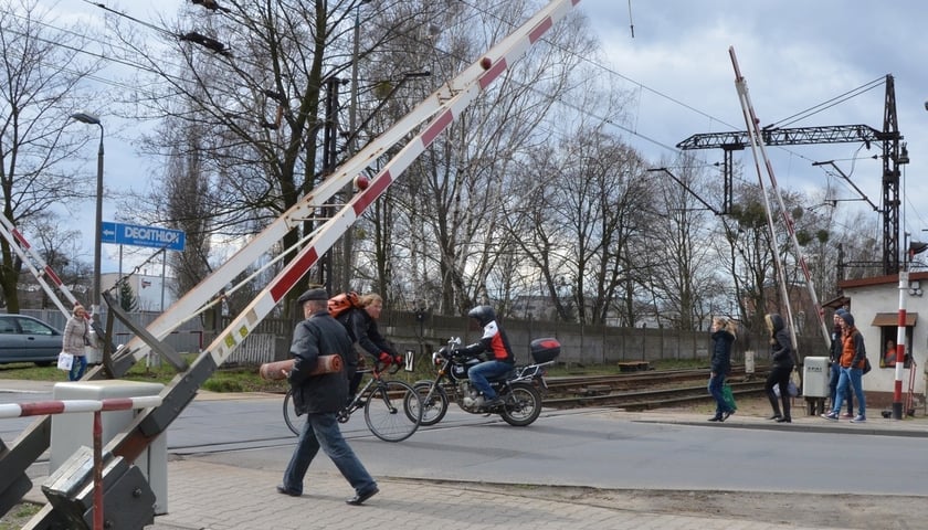 Uważaj, nie wchodź pod pociąg