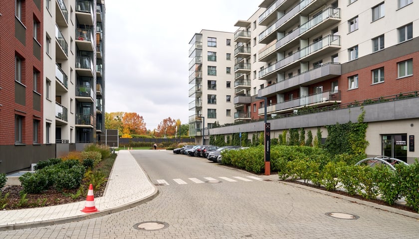 Okolice tunelu oznaczonego na mapie jako 2. Rejon osiedla na terenie dawnego browaru (po stronie Ołbina) i ulicy Browarnej (po stronie Kleczkowa)