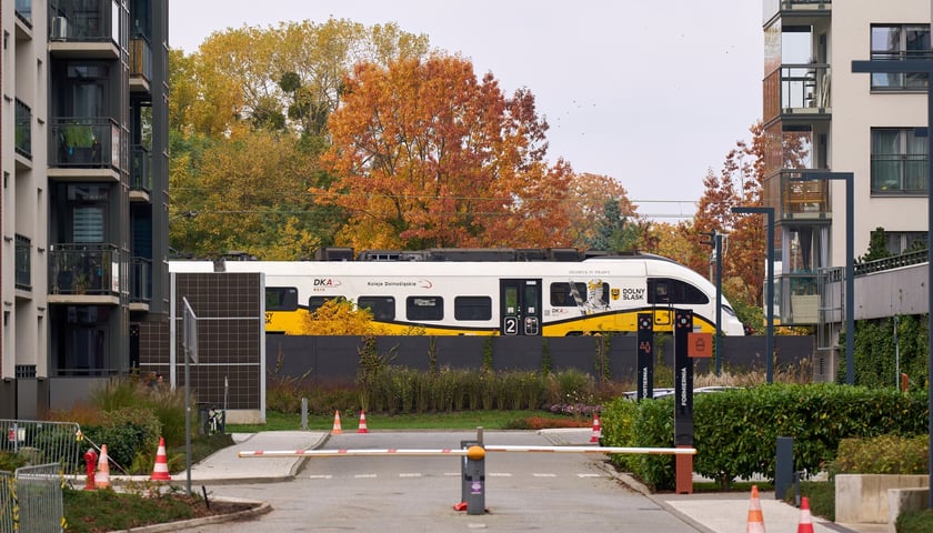 Okolice tunelu oznaczonego na mapie jako 2. Rejon osiedla na terenie dawnego browaru (po stronie Ołbina) i ulicy Browarnej (po stronie Kleczkowa)