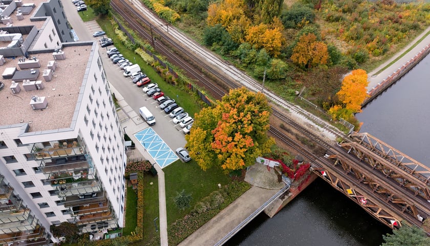 Okolice tunelu oznaczonego na mapie jako 3. Połączy on promenadę przy Kanale Miejskim, którą obecnie rozdzielają tory kolejowe prowadzące do Oleśnicy