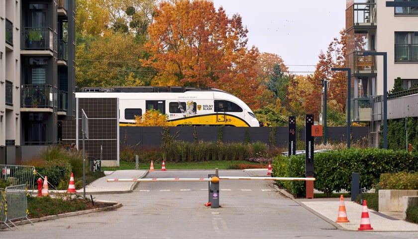 Tunel pod torami kolejowymi dla autobusów miejskich, rowerów i pieszych połączy Ołbin z Kleczkowem w miejscu wewnątrzosiedlowej obecnie drogi na terenie Browarów Wrocławskich. Po stronie Kleczkowa powstanie ulica zapewni połączenie z Browarną i Zakładową