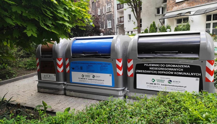Pojemniki systemowe na odpady na podwórku w rejonie ulic Pestalozziego, Oleśnickiej, Żeromskiego, Kluczborskiej i Barlickiego.