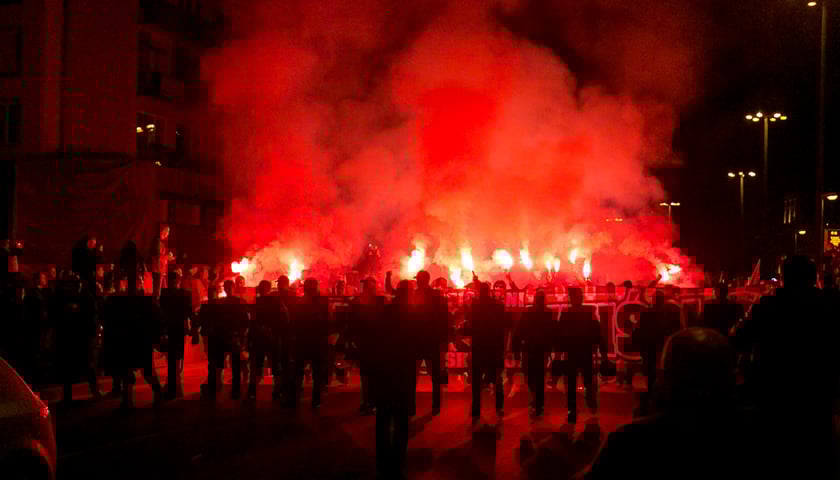 zdjęcie archiwalne, ludzie z racami idą przez Wrocław