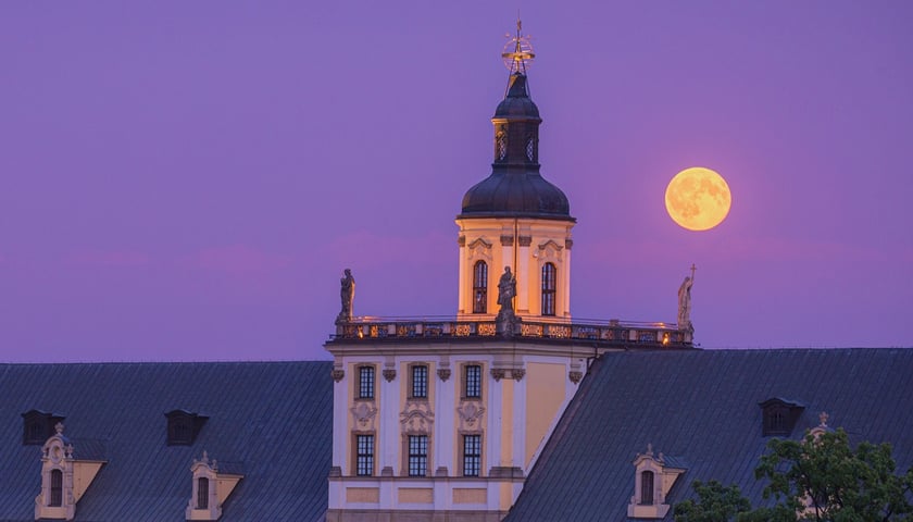 Księżyc w pełni nad gmachem Uniwersytetu Wrocławskiego
