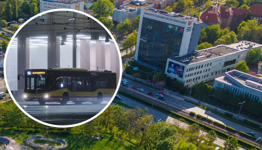 W tle widok z drona na budynek Uniwersytetu Ekonomicznego i skrzyżowanie ulic Ślężnej z Kamienną, w kółku - autobus miejski we mgle, po zmroku. 