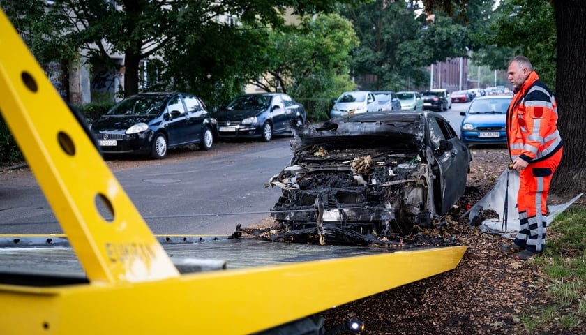 Usuwanie wraku samochodu z ulicy we Wrocławiu