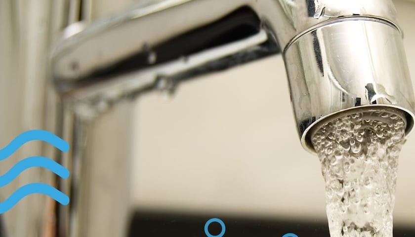 Na zdjęciu kran z lejącą się wodą.