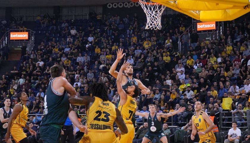 Ajdin Penava w podkoszowej akcji w Salonikach