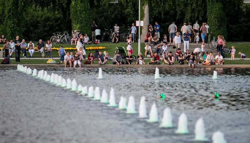 Naukowcy i „ślad wody” niebieskiej, zielonej i szarej