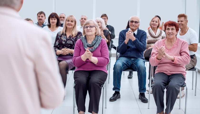 Seniorzy na sali wykładowej