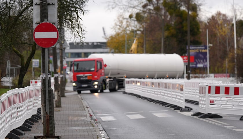 Budowa trasy autobusowo-tramwajowej na Swojczyce. Utrudnienia w ruchu. Wrocław, 15.11.2025