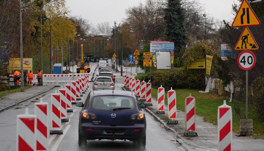 Budowa trasy autobusowo-tramwajowej na Swojczyce. Utrudnienia w ruchu. Wrocław, 15.11.2025