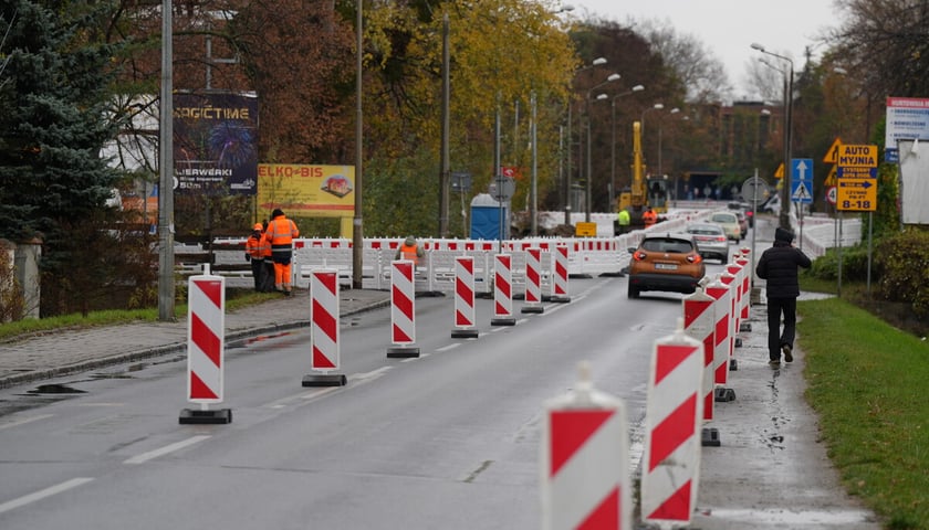 Budowa trasy autobusowo-tramwajowej na Swojczyce. Utrudnienia w ruchu. Wrocław, 15.11.2025
