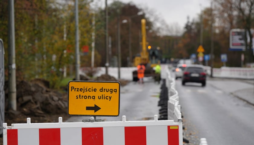 Budowa trasy autobusowo-tramwajowej na Swojczyce. Utrudnienia w ruchu. Wrocław, 15.11.2025