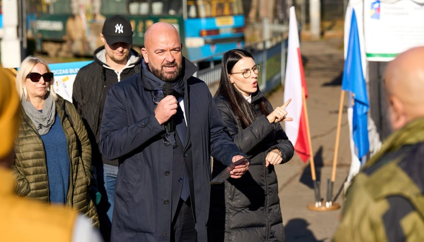 Prezydent Jacek Sutryk podczas konferencji zapowiadającej rozpoczęcie budowy tramwaju na Swojczyce
