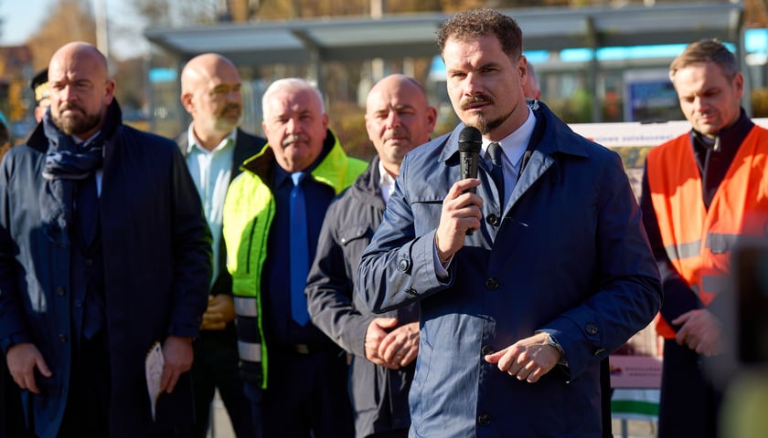 Bartosz Nowak, wiceprezes Wrocławskich Inwestycji, podczas konferencji zapowiadającej rozpoczęcie budowy tramwaju na Swojczyce