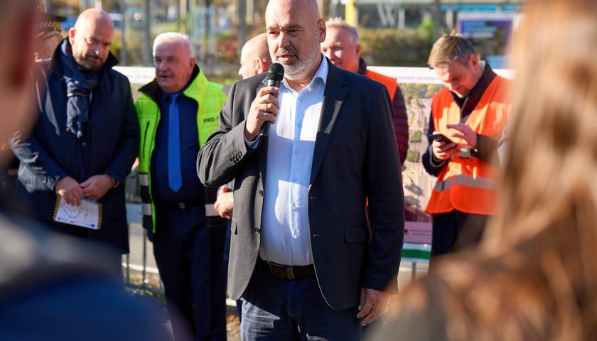 Andrzej Brzoza, wicedyrektor Wydziału Inżynierii Miejskiej, podczas konferencji zapowiadającej rozpoczęcie budowy tramwaju na Swojczyce
