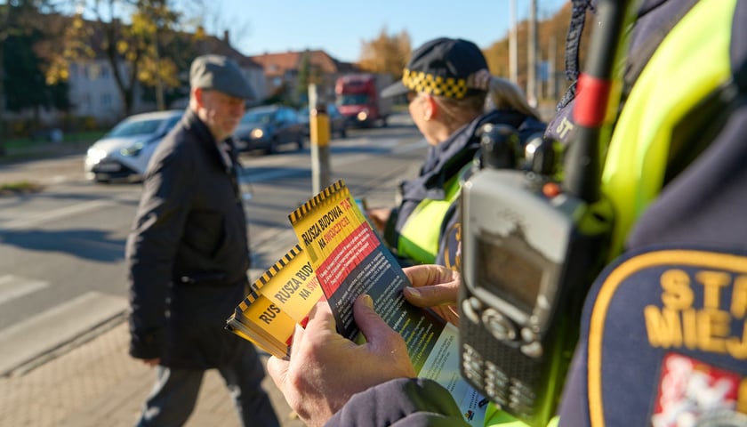 Straż Miejska Wrocławia od dziś rozdaje ulotki informujące o zmianach w komunikacji związanych z budową tramwaju na Swojczyce