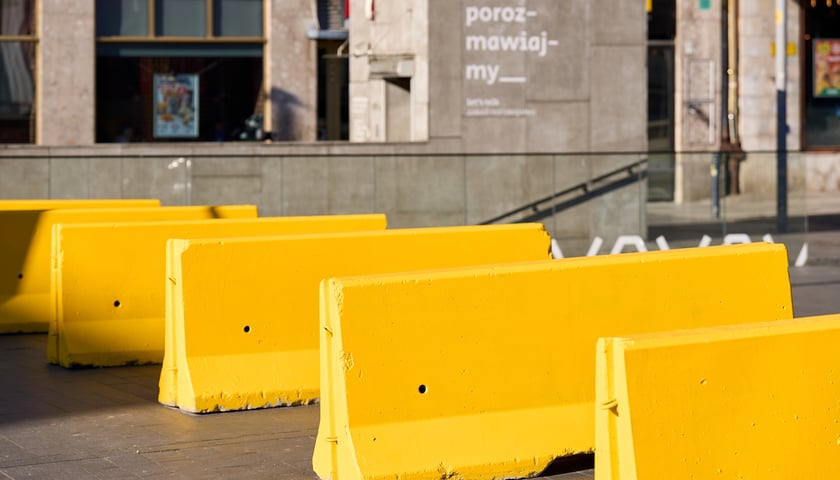 Bariery przed zjazdem w ulicę Świdnicką