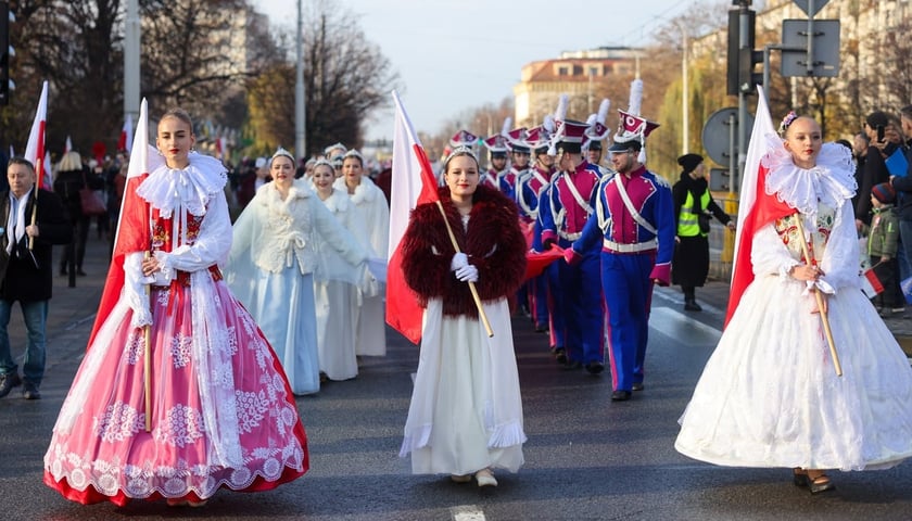 11 listopada we Wrocławiu. Uczestniczki i uczestnicy Radosnej Parady Niepodległości
