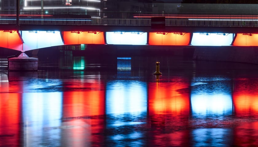 Próby iluminacji na mostach Uniwersyteckich. Zdjęcie z 8 października 2025 r.