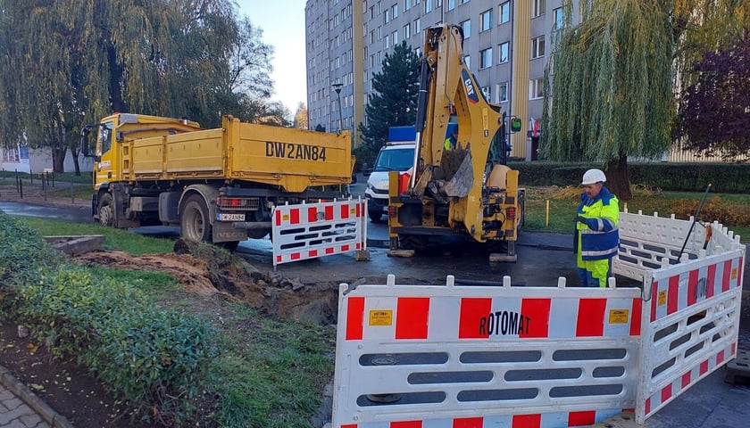 Pracownicy MPWiK usuwają awarię wodociągową przy ulicy Szkockiej. Wrocław, 7.11.2025 