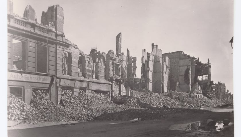 Najpewniej, amienice przy ul. Boguslawskiego, 1945 - 1946