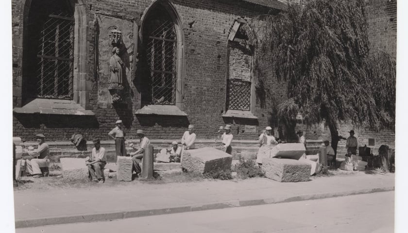 Odbudowa katedry na Ostrowie Tumskim, 1948