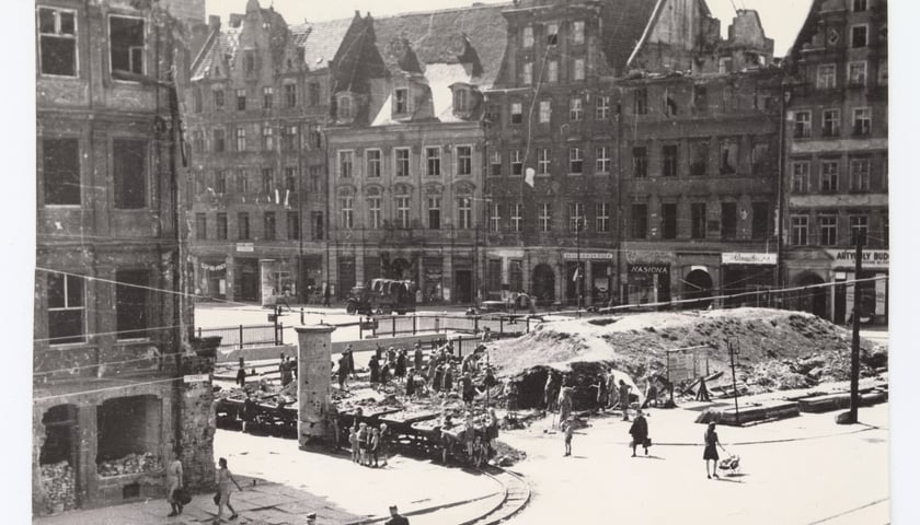 Rynek. Selekcja gruz&oacute;w zgromadzonych w p&oacute;łnocno-zachodniej części placu, 1946