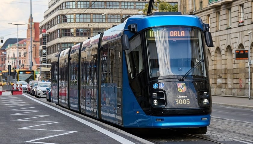 Tramwaj na przystanku wiedeńskim przy ulicy Świdnickiej, zdjęcie ilustracyjne