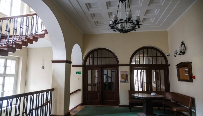 Neobarokowy gmach pod adresem Powstańców Śląskich 134-138, widok z roku 2025