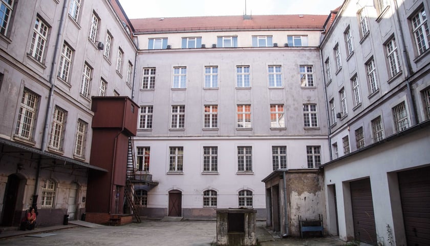 Neobarokowy gmach pod adresem Powstańców Śląskich 134-138, widok z roku 2025