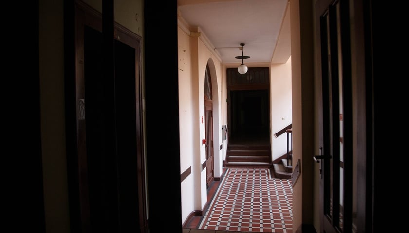 Neobarokowy gmach pod adresem Powstańców Śląskich 134-138, widok z roku 2025