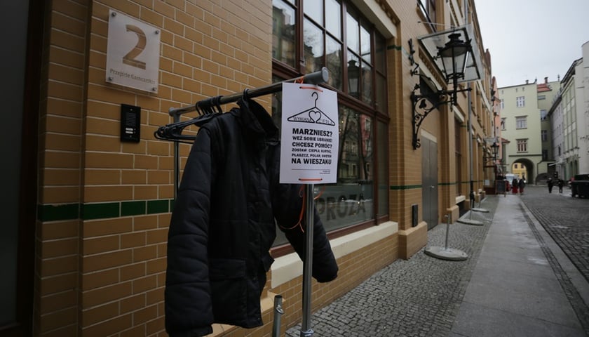 Podziel się ciepłem! Wieszaki z ciepłą odzieżą we Wrocławiu