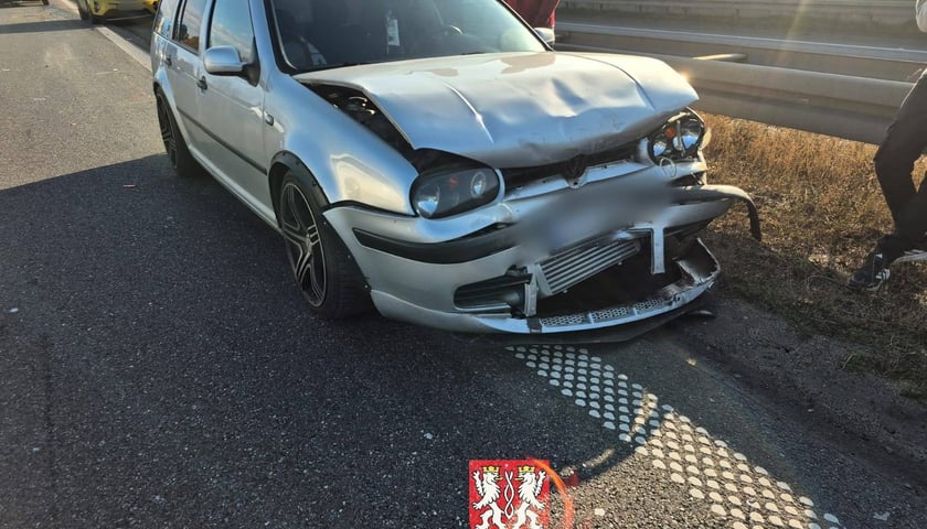 Zdjęcie rozbitego samochodu na drodze.  Kolizja aut osobowych na A4 po Wrocławiem.