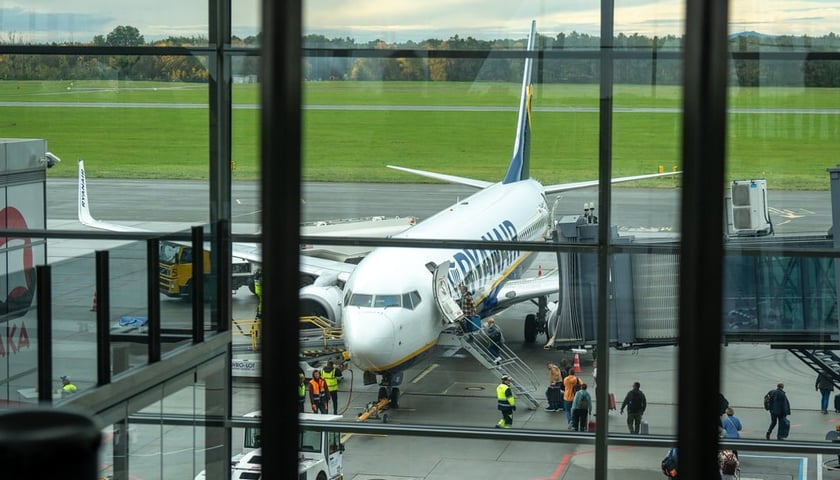 Samolot przy terminalu. Maszyna linii lotniczych Ryanair na płycie wrocławskiego lotniska - zdjęcie ilustracyjne.