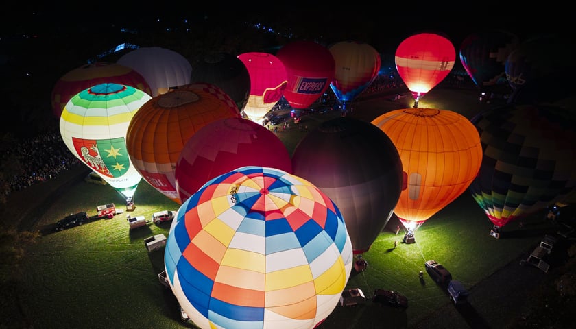 Wieczorny pokaz balonów na boisku. Fiesta Balonowa na Stadionie Olimpijskim we Wrocławiu.