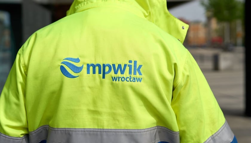 Pracownik MPWiK w zielonej kurtce, zdjęcie ilustracyjne