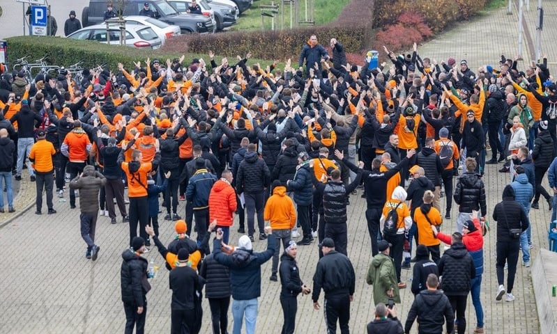 Kibice idący na mecz WKS Śląsk Wrocław - Polonia Bytom 