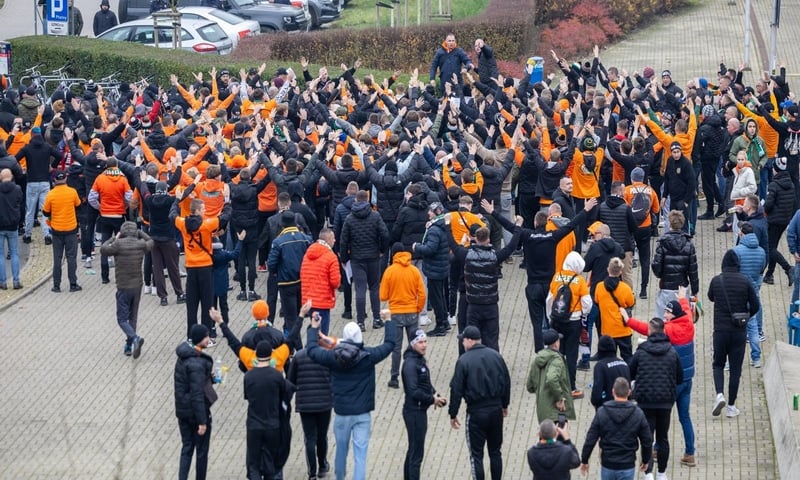 Policjanci podczas zabezpieczania meczu WKS Śląsk Wrocław - Polonia Bytom (niedziela 9 listopada)