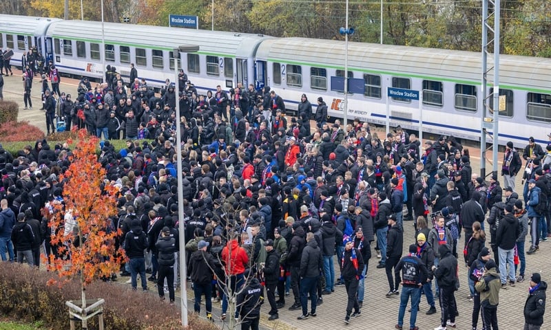 Policjanci podczas zabezpieczania meczu WKS Śląsk Wrocław - Polonia Bytom (niedziela 9 listopada)