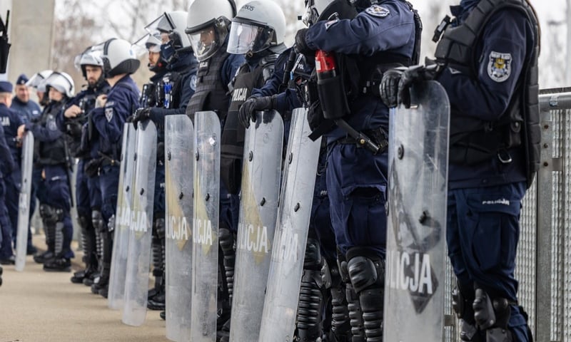 Policjanci podczas zabezpieczania meczu WKS Śląsk Wrocław - Polonia Bytom (niedziela 9 listopada)