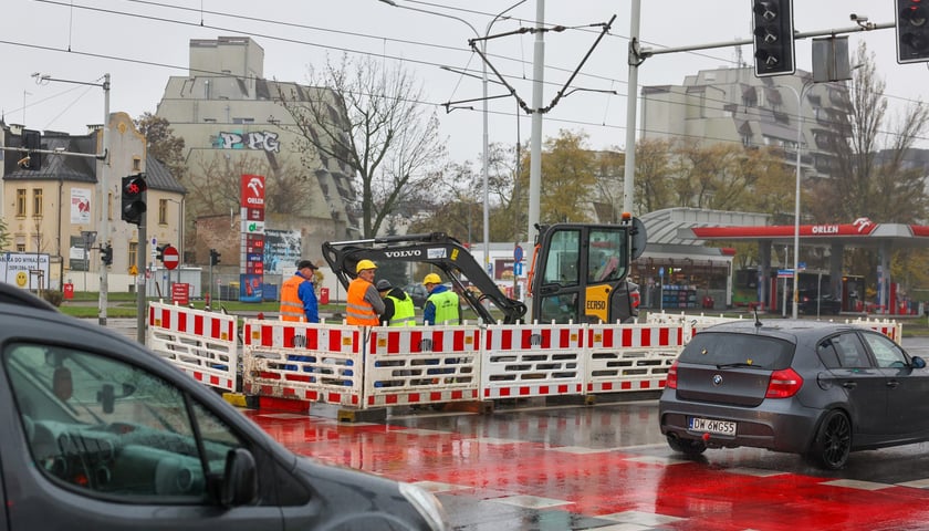 Prace przy usuwaniu awarii MPWiK na ulicy Ślężnej przy skrzyżowaniu z aleją Armii Krajowej i aleją Wiśniową