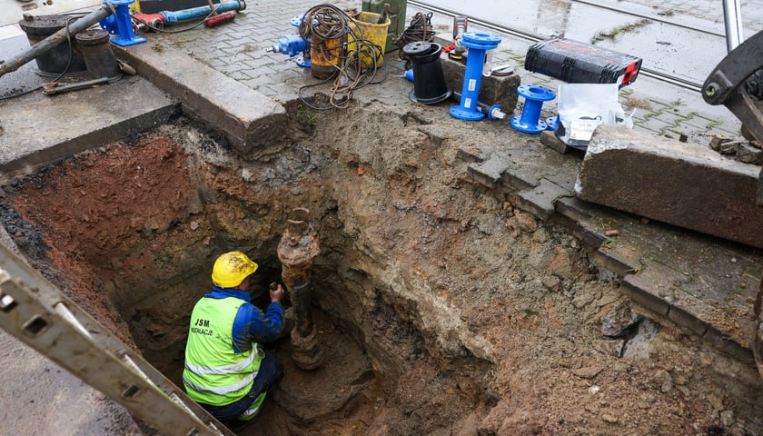 Prace przy usuwaniu awarii MPWiK na ulicy Ślężnej przy skrzyżowaniu z aleją Armii Krajowej i aleją Wiśniową