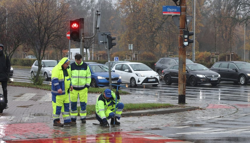 Prace przy usuwaniu awarii MPWiK na ulicy Ślężnej przy skrzyżowaniu z aleją Armii Krajowej i aleją Wiśniową