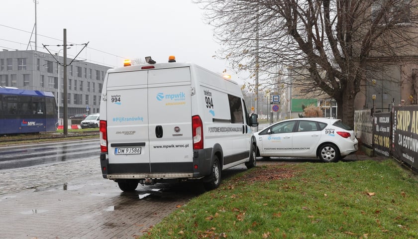 Prace przy usuwaniu awarii MPWiK na ulicy Ślężnej przy skrzyżowaniu z aleją Armii Krajowej i aleją Wiśniową