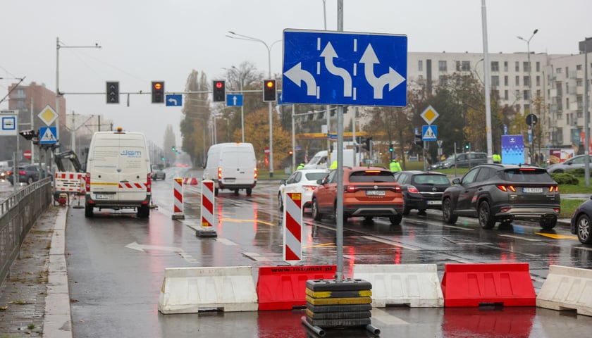 Prace przy usuwaniu awarii MPWiK na ulicy Ślężnej przy skrzyżowaniu z aleją Armii Krajowej i aleją Wiśniową